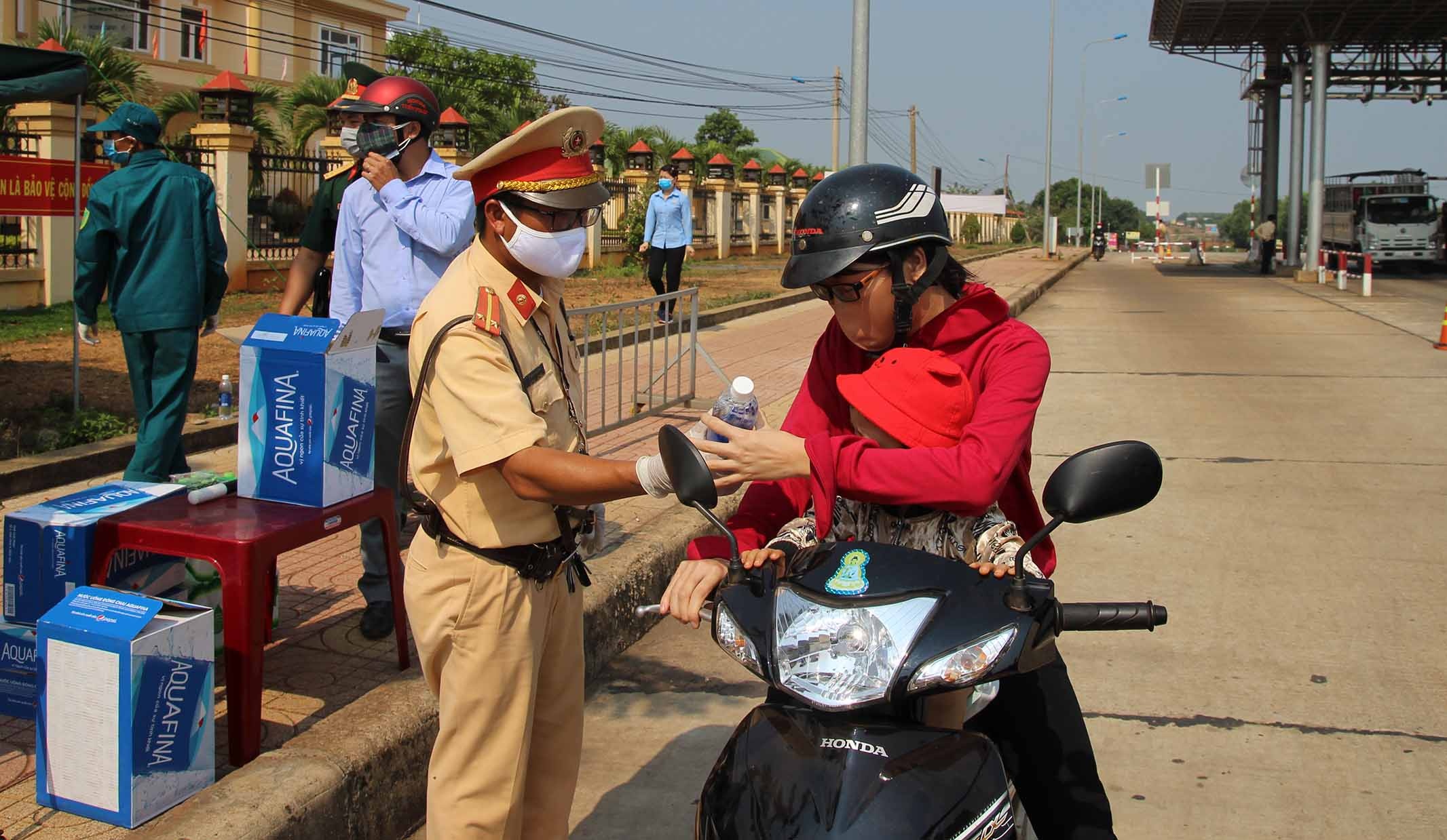 Dak Nong lap 15 chot kiem tra tren cac cua ngo vao tinh hinh anh