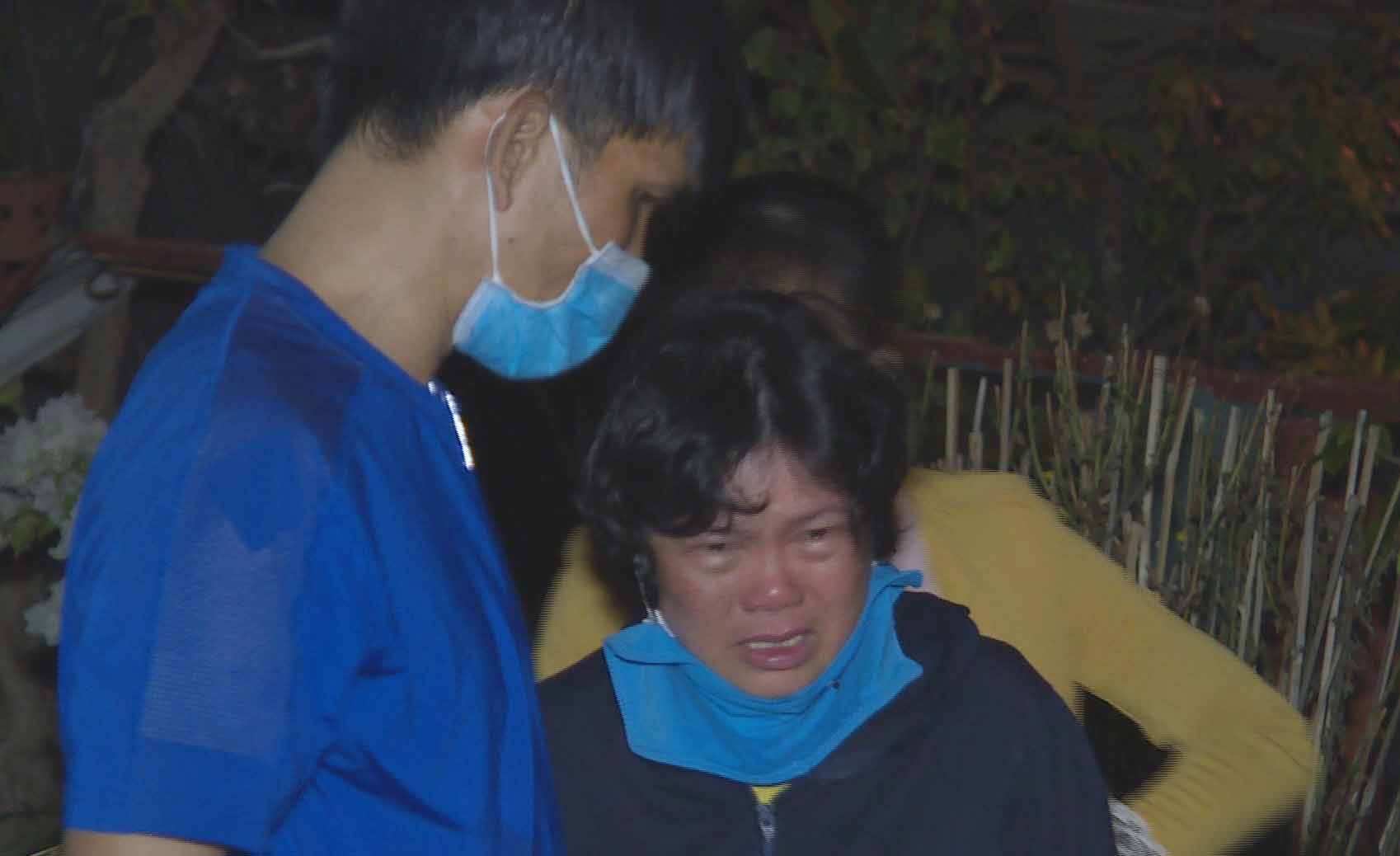 Cong an pha duong day ghi so de do phu nu cam dau hinh anh