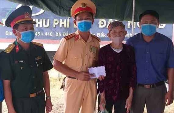 Cu ba tang qua cho chot lien nganh anh 1