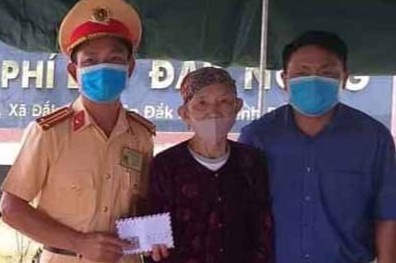 Cu ba 88 tuoi tang sua tuoi va 100.000 dong cho can bo phong dich hinh anh