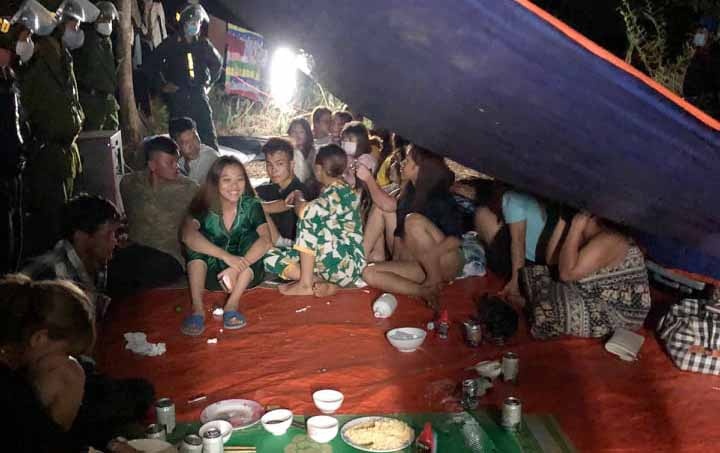 Chu quan massage to chuc cho nhan vien an nhau anh 1