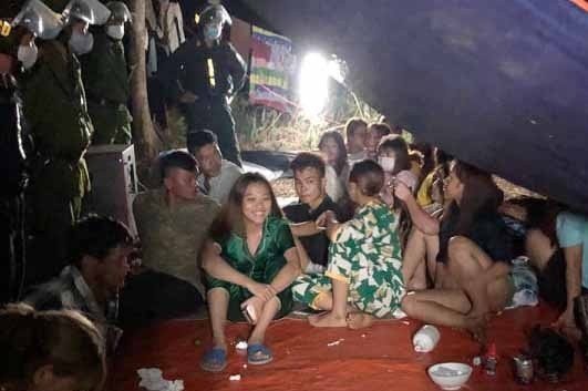 Chu quan massage to chuc cho nhan vien an nhau giua dem hinh anh