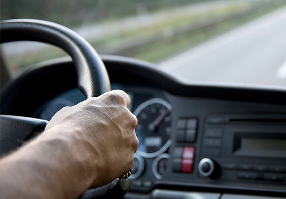 Tai xe xe tai bi phat vi tu tap 3 nguoi tren cabin hinh anh