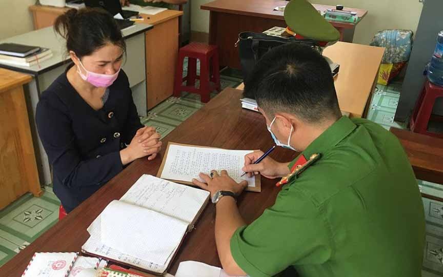 Khoi to nguoi phu nu cho vay nang lai hinh anh