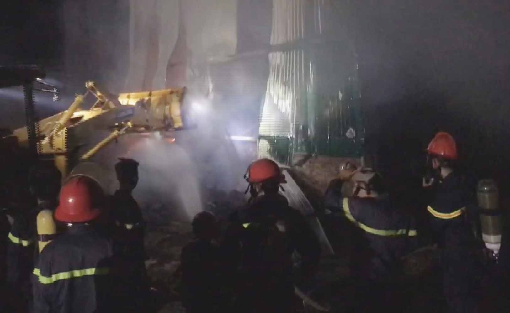 Canh sat cuu lo may moc, hang hoa tien ty khoi hoa hoan hinh anh