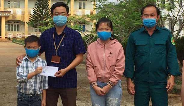 Hai hoc sinh dung tien to chuc sinh nhat tang luc luong chong dich hinh anh