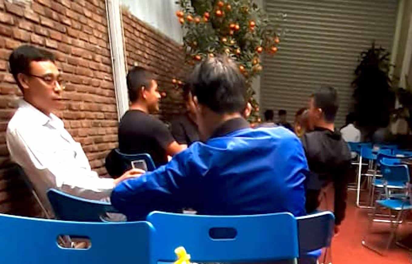 Mo quan ca phe giua dich Covid-19, vo pho phong canh sat PCCC bi phat hinh anh