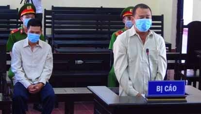 Hai nguoi ngoi tu vi danh can bo kiem tra dich Covid-19 hinh anh