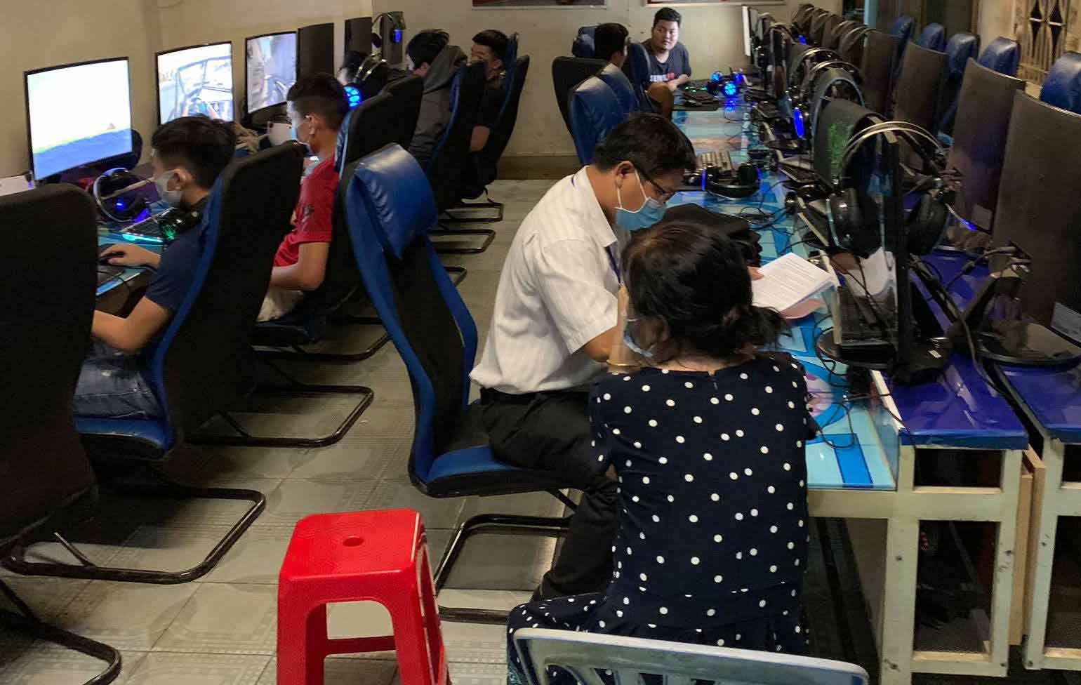 Nhieu khach trong quan Internet chui vao nha ve sinh de tron hinh anh