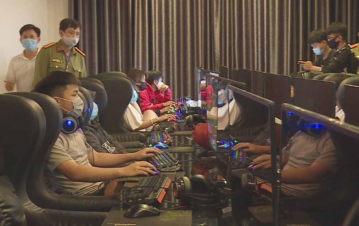 Quan Internet mo cua cho 46 nguoi vao choi giua mua dich hinh anh