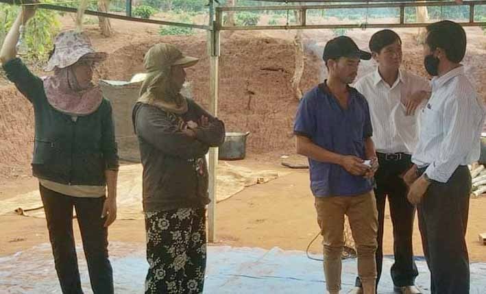 Hai em nho duoi nuoc duoi ho anh 1