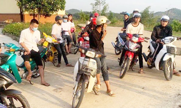 Nhom thanh nien dua xe trai phep anh 1