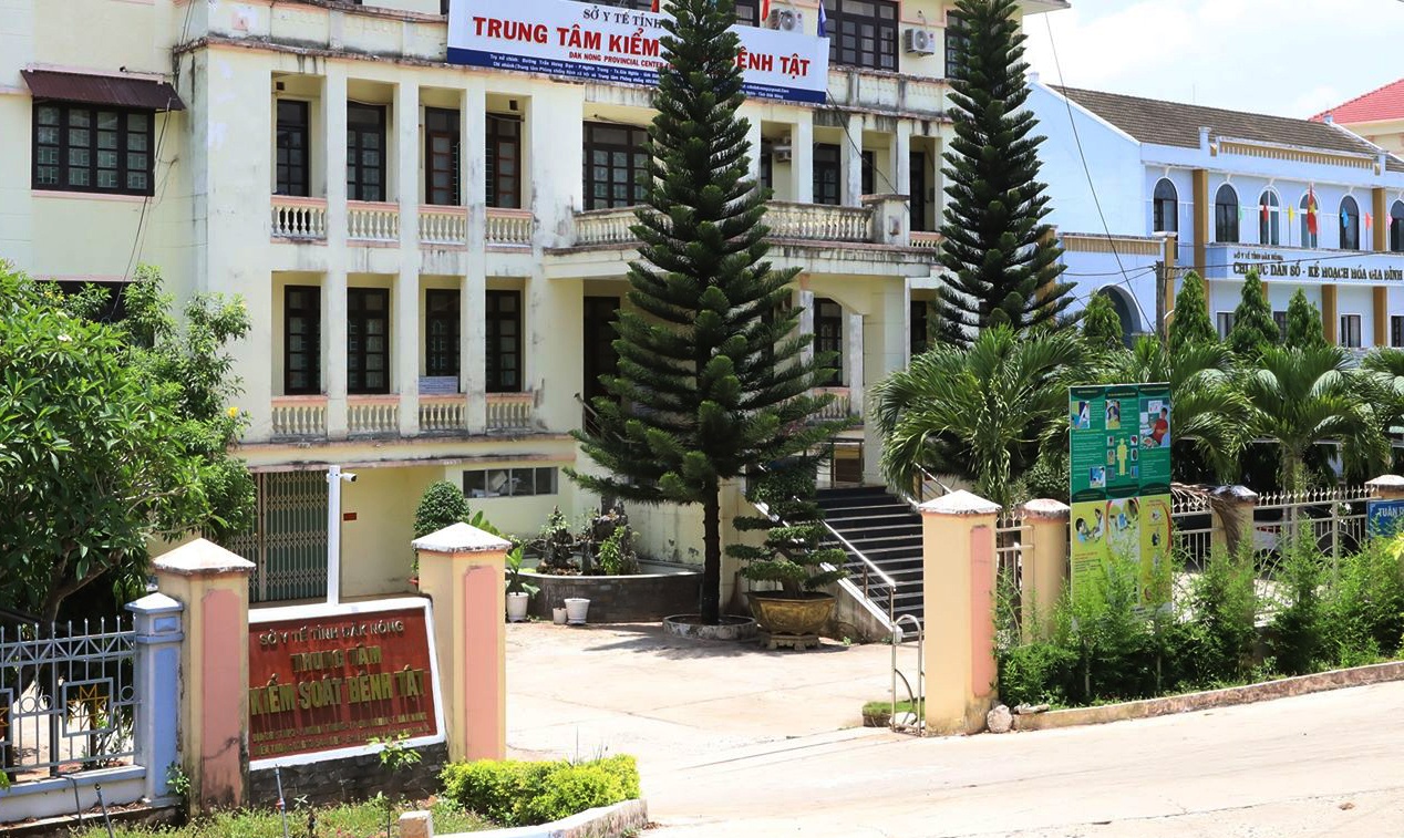 Giam doc So Y te 'uu ai' tuyen con trai khong co bang dai hoc hinh anh