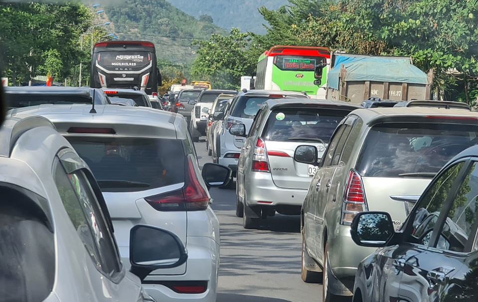 Hang tram phuong tien noi duoi nhau qua deo Bao Loc hinh anh