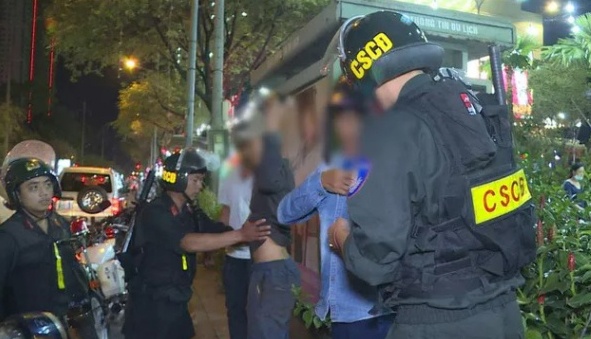 Cong an TP.HCM hoa trang, mat phuc toi pham ca ngay lan dem hinh anh