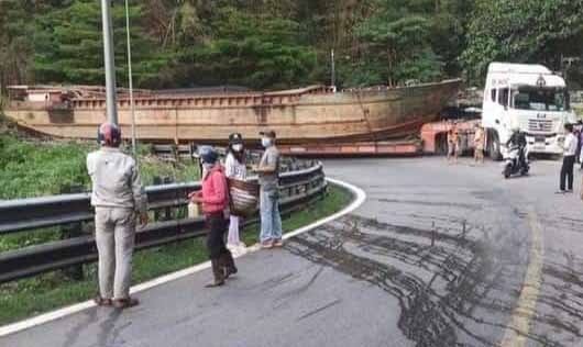 Xe dau keo gay ket xe tren deo anh 1