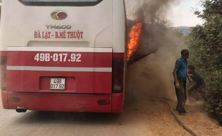 Xe giuong nam cho 20 khach bat ngo boc chay hinh anh