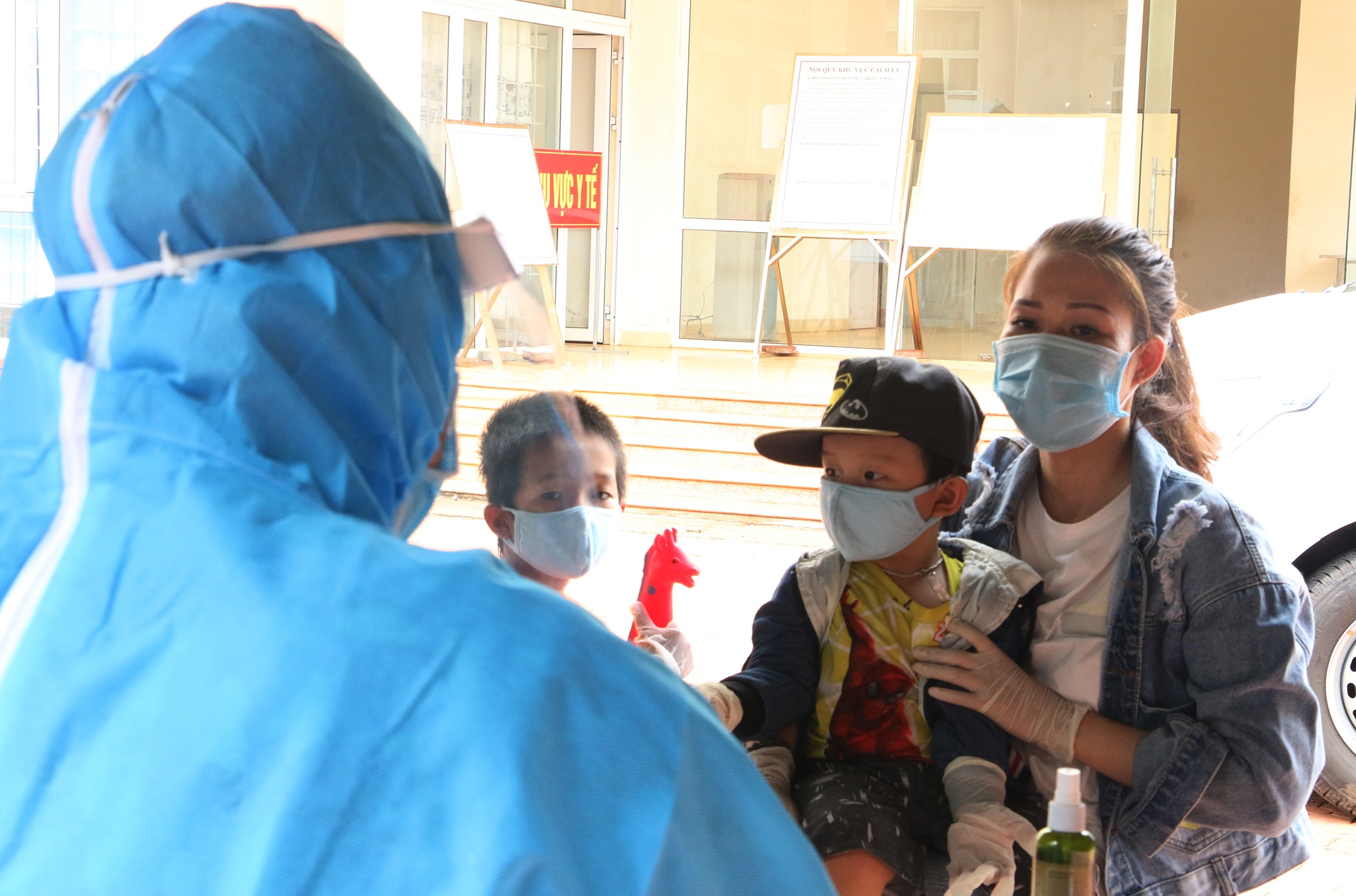 Gan 400 nguoi tiep xuc 3 ca mac Covid-19 co ket qua xet nghiem am tinh hinh anh