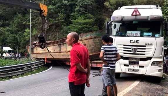 Xe dau keo gay un tac nhieu gio tren deo Bao Loc hinh anh