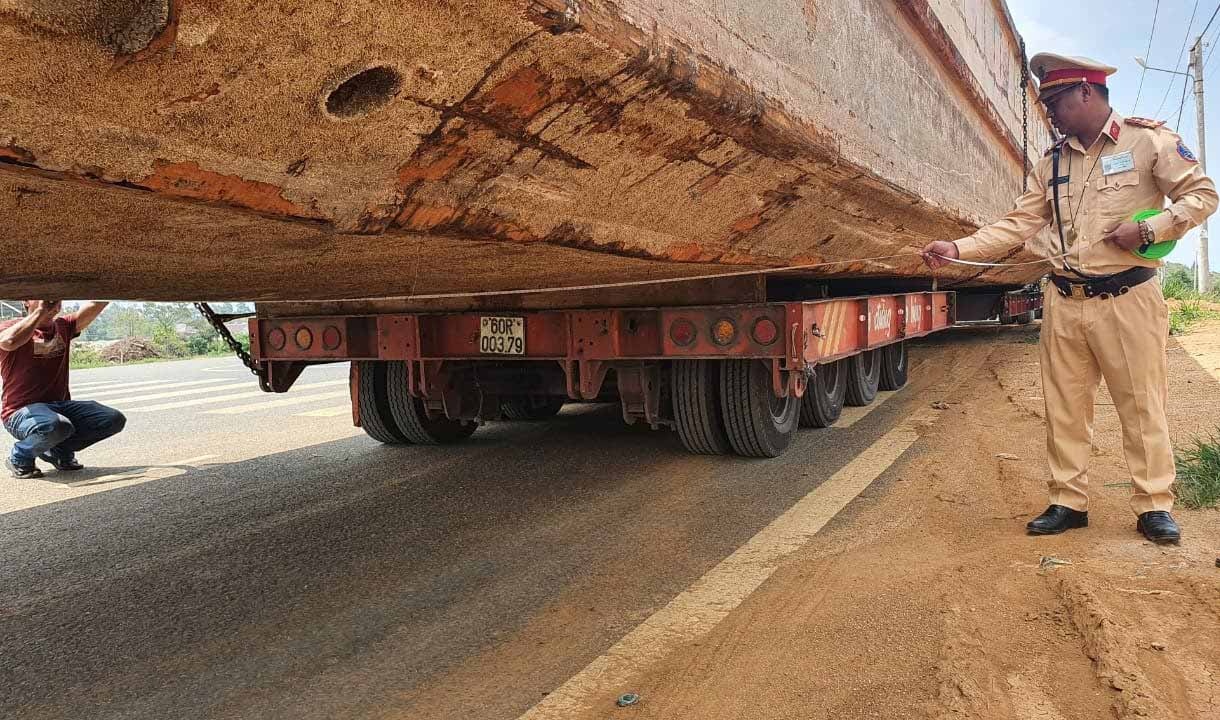 Xe dau keo cho thuyen gay ket tren deo Bao Loc bi phat 6 loi hinh anh