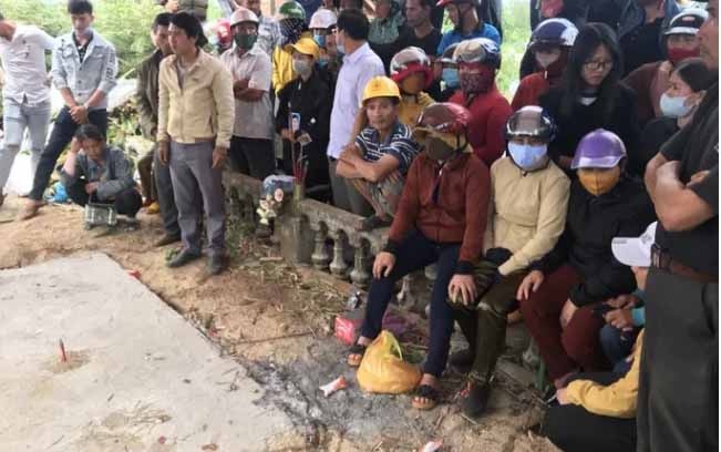 Ban giao hai cot nan nhan bi bi thu xa giet cho nguoi than an tang hinh anh