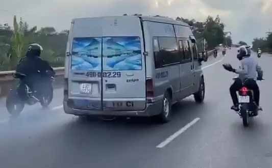 Trieu tap nhom phuot thu nem da xe khach tren quoc lo 20 hinh anh