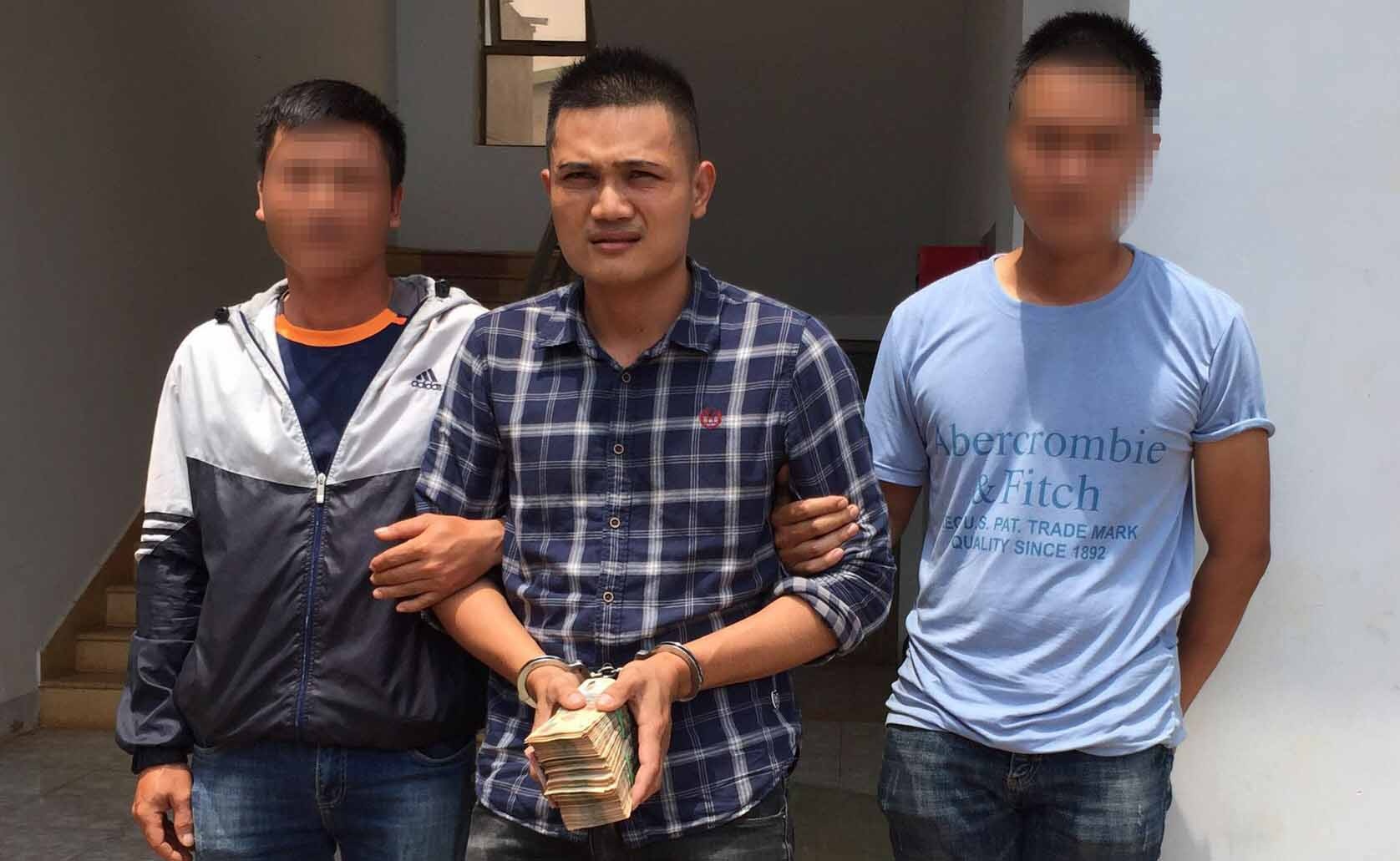 Bat 3 nguoi cuop 300 trieu dong hinh anh