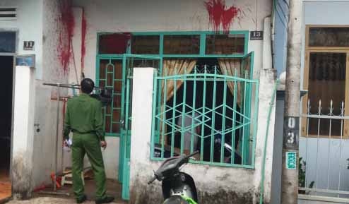 Bi nem chat ban vao nha sau khi to sai pham cua cong ty hinh anh