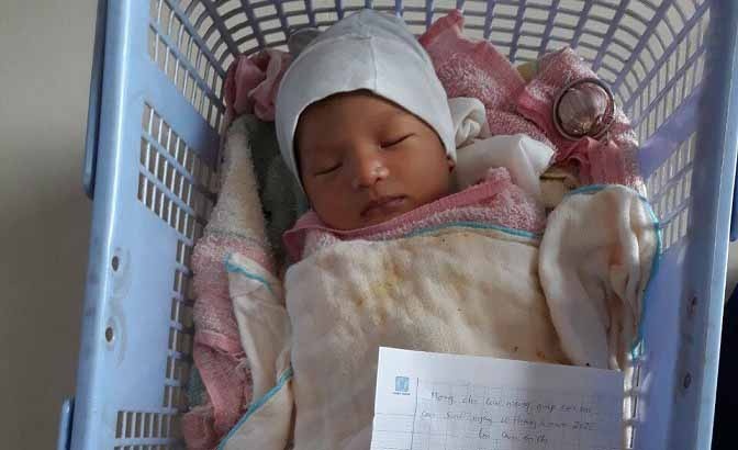 Be trai 17 ngay tuoi bi bo roi hinh anh