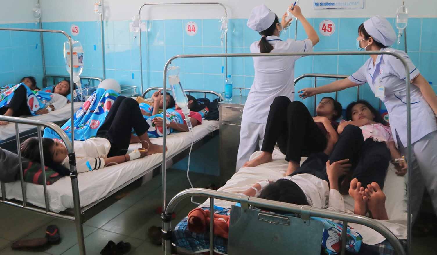 135 hoc sinh bi ngo doc anh 1