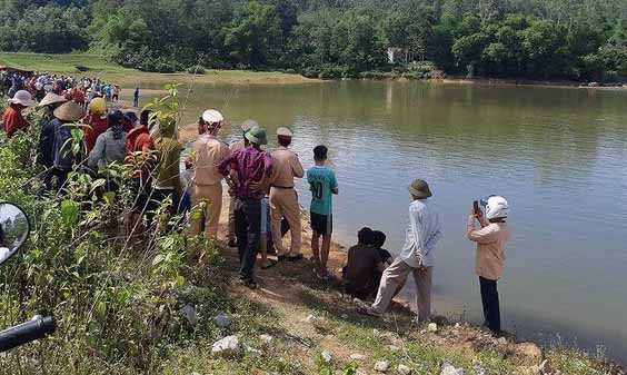 Ba hoc sinh tieu hoc tu vong khi tam o dap nuoc hinh anh