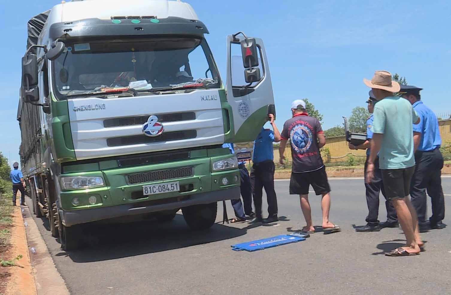 Thanh tra giao thong bi de doa khi xu ly xe vi pham hinh anh