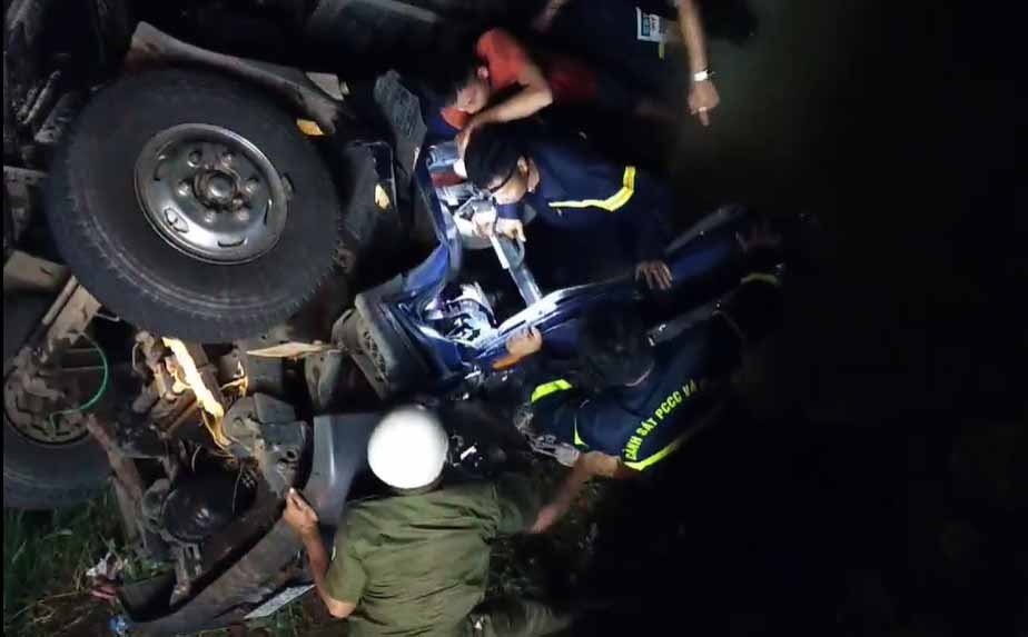 Tai xe cung chu xe tu vong khi oto roi xuong cau hinh anh