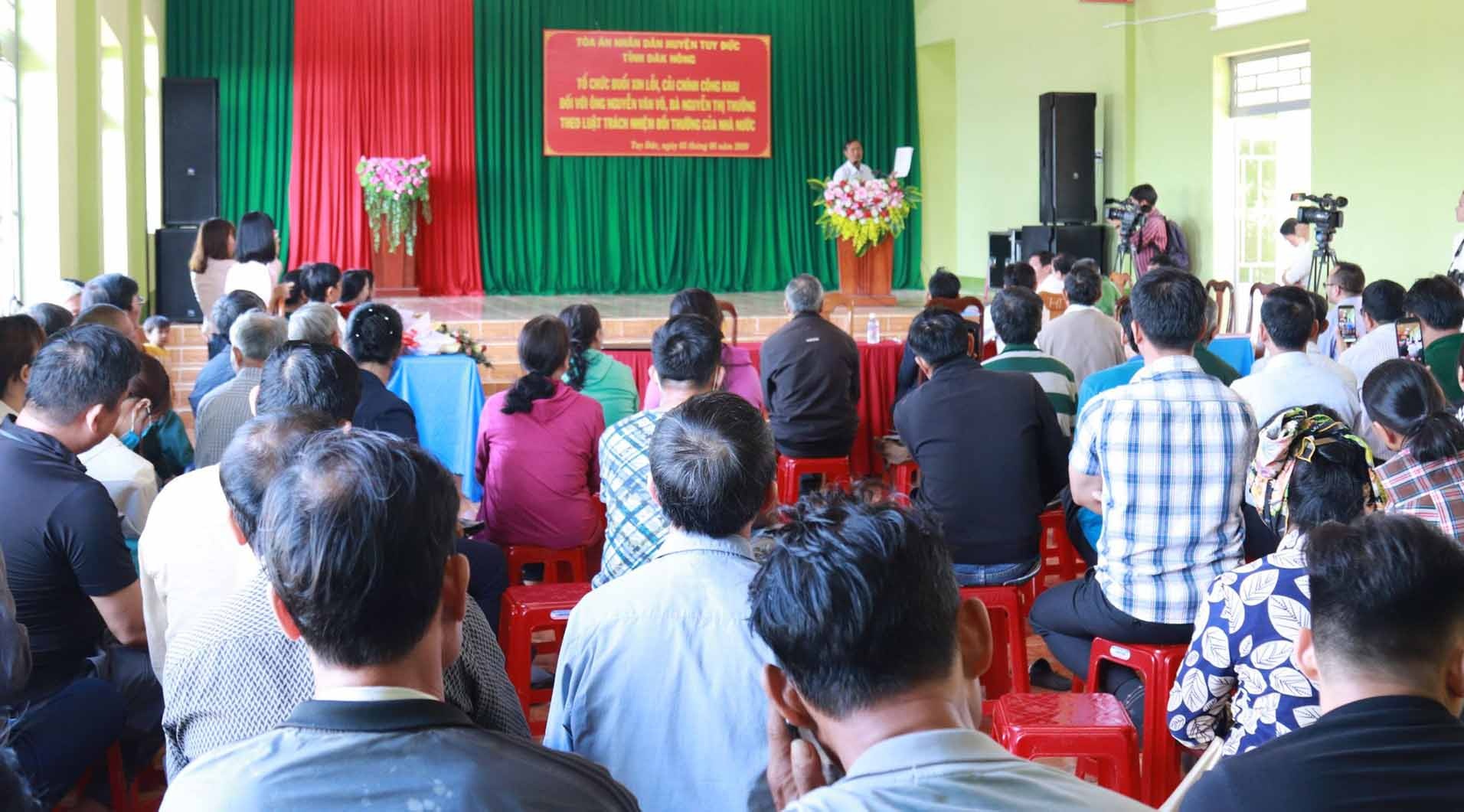 Hai vo chong bi oan sai anh 2