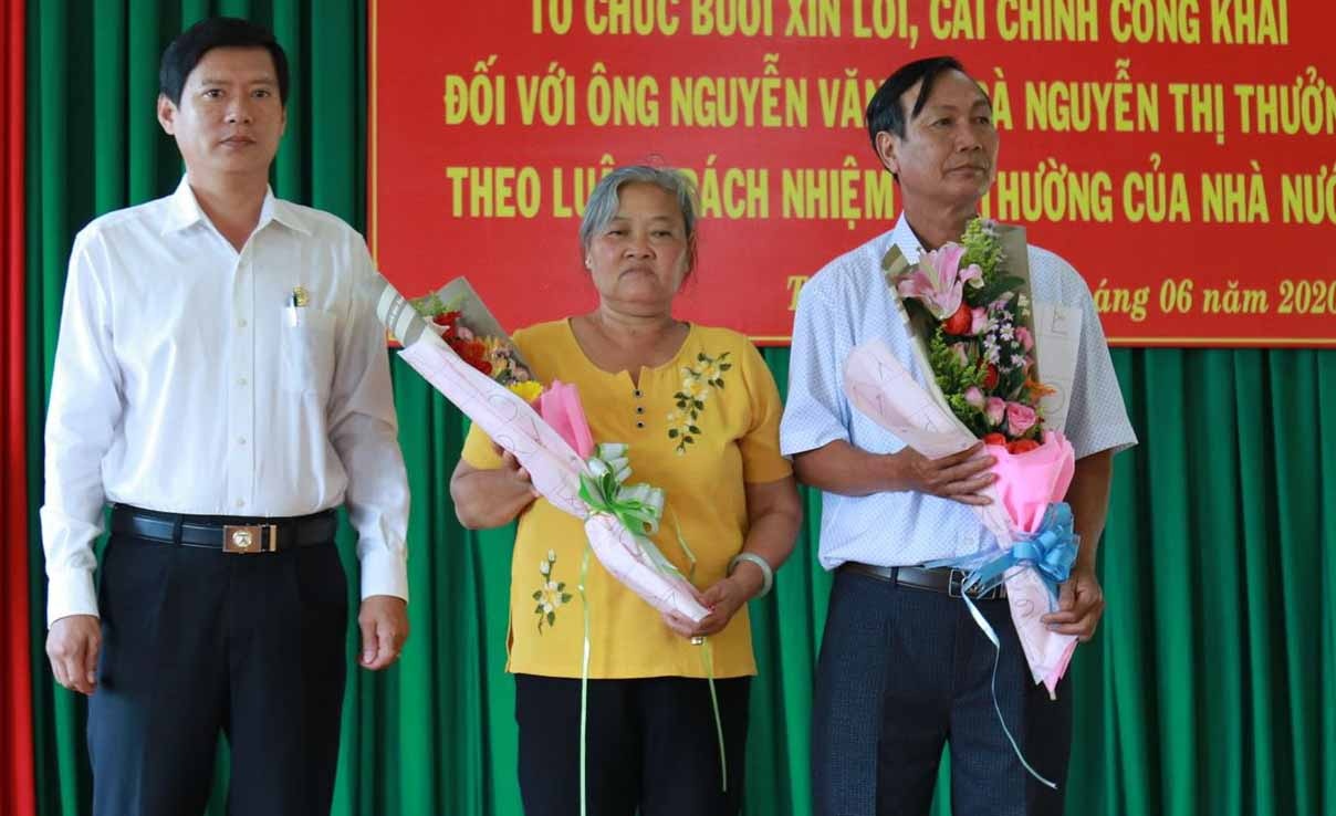 Chanh an toa cap huyen xin loi cap vo chong vi gay oan sai hinh anh