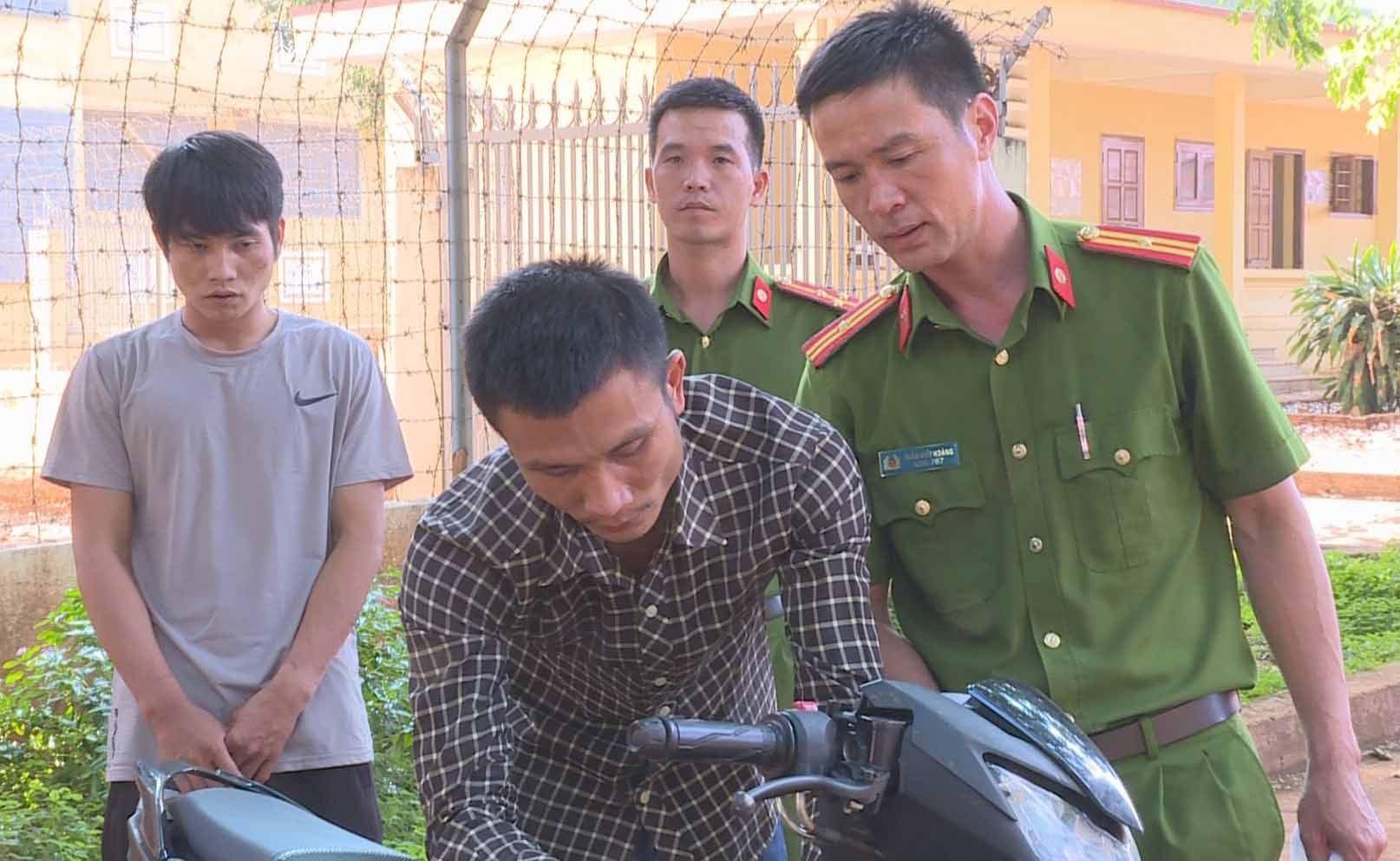 Duong day trom xe may lien tinh cua 4 thanh nien hinh anh