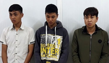 5 thanh nien dung gay truy sat nguoi di duong hinh anh