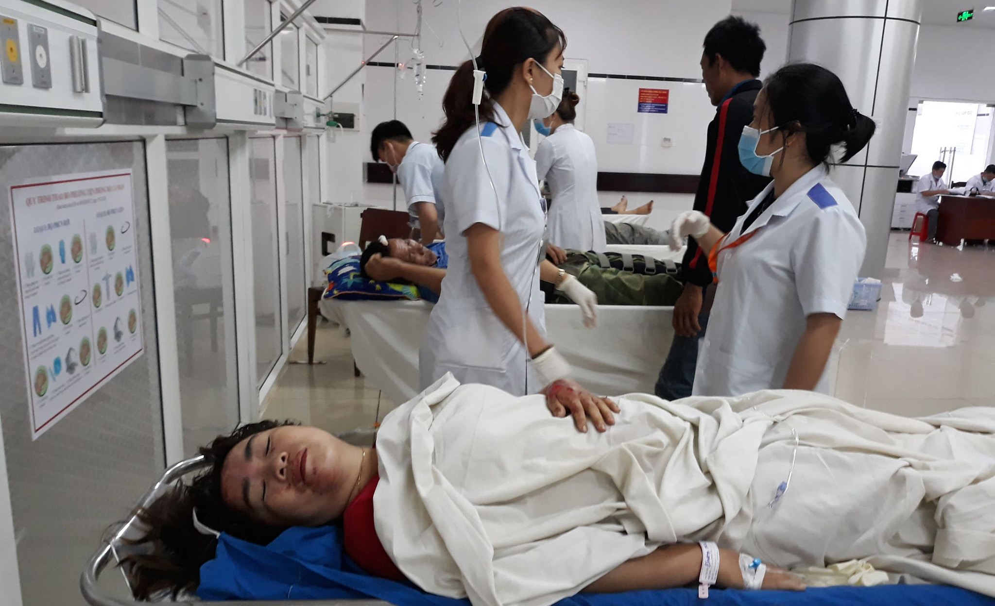 Xe tai lao vao cho anh 1