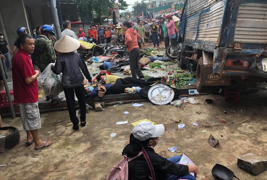 Xe tai lao vao cho anh 1