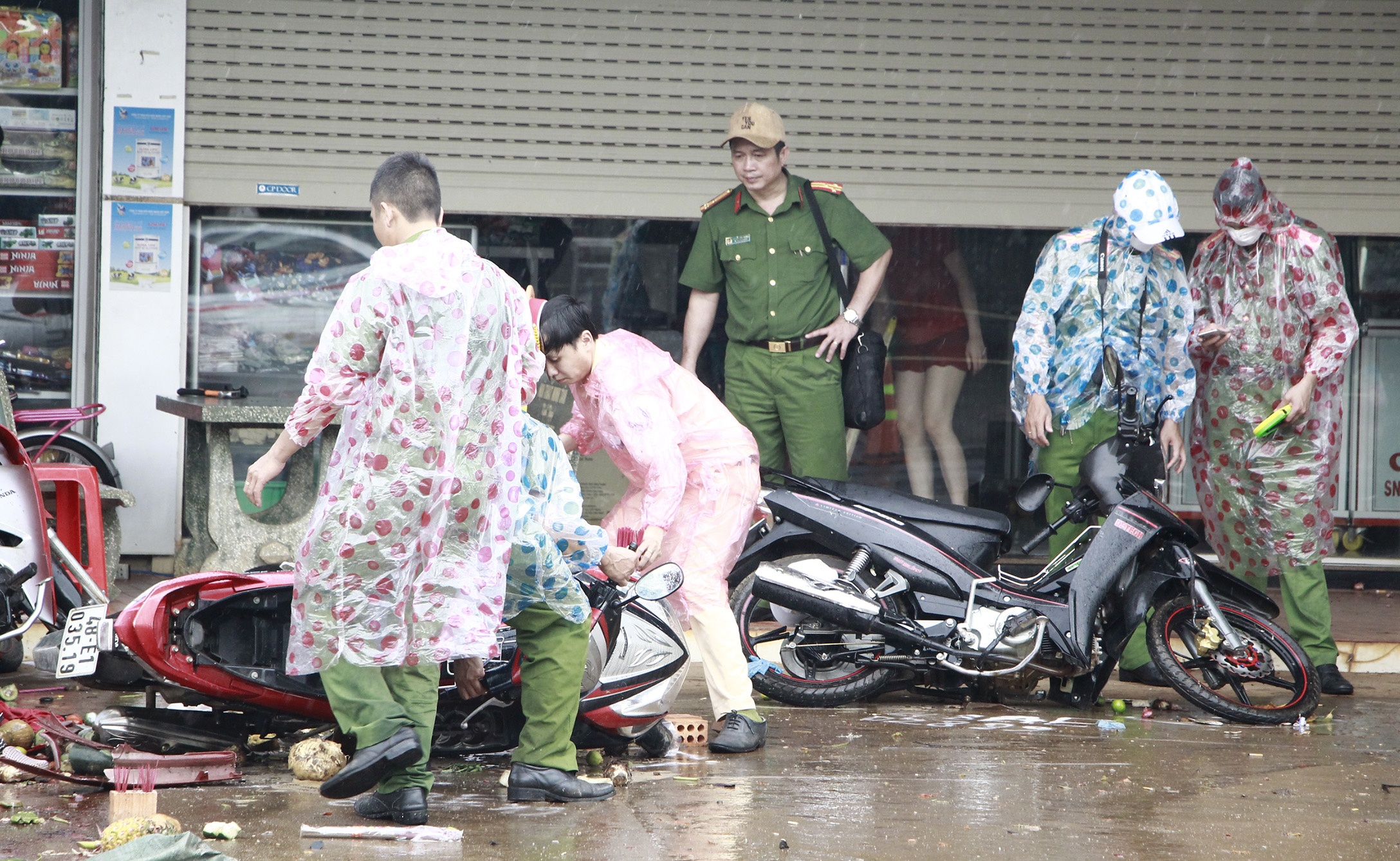 Xe tai lao vao cho anh 2