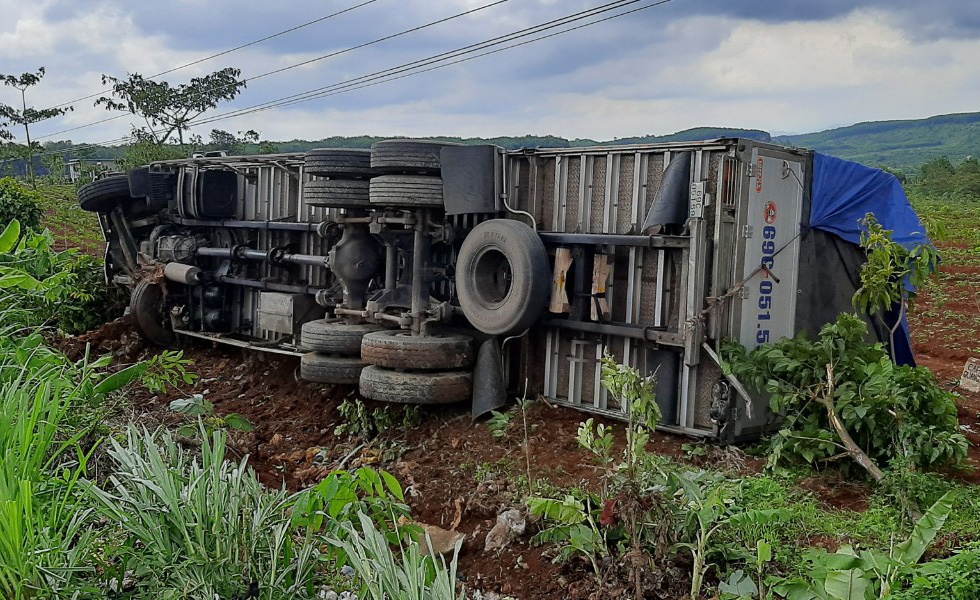 Xe tai lao vao cho anh 2