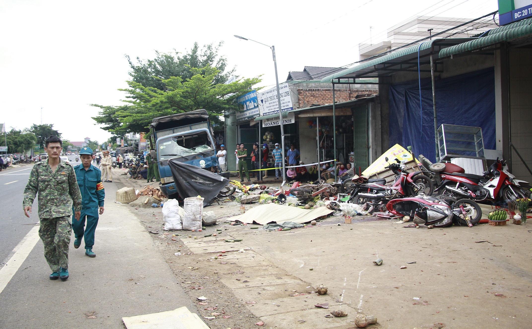 Xe tai lao vao cho anh 1