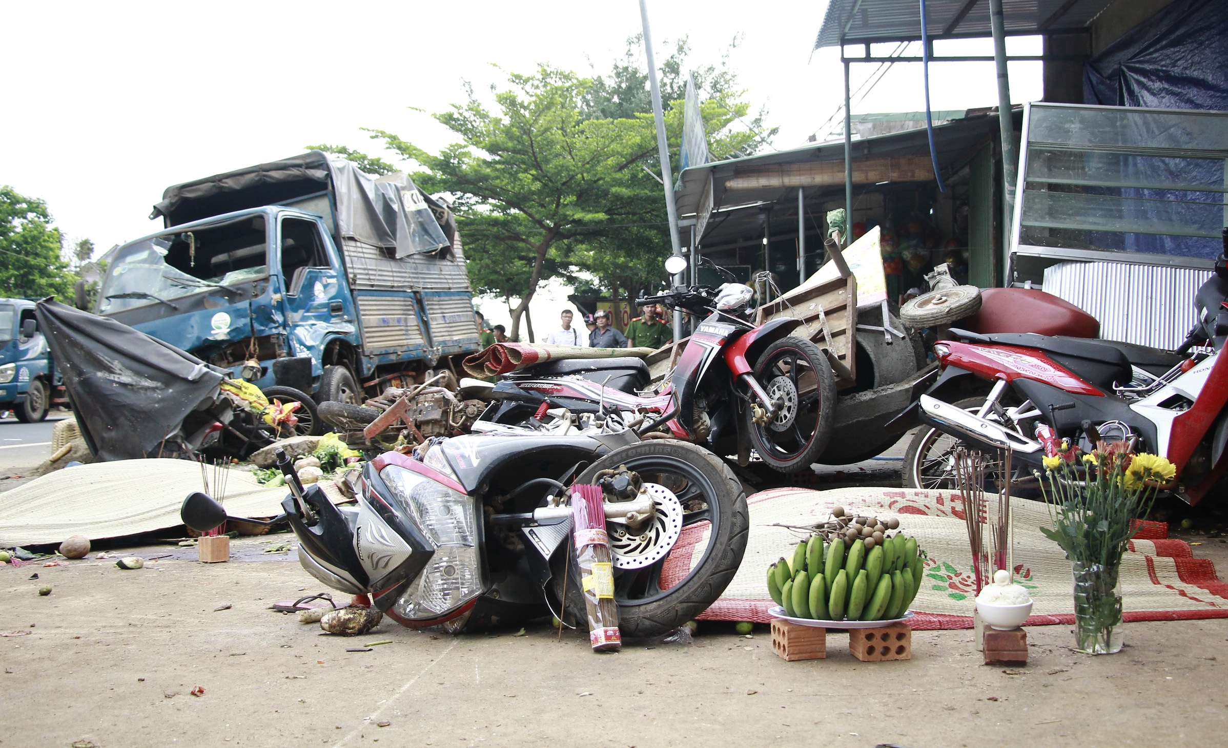 Xe tai lao vao cho coc anh 1