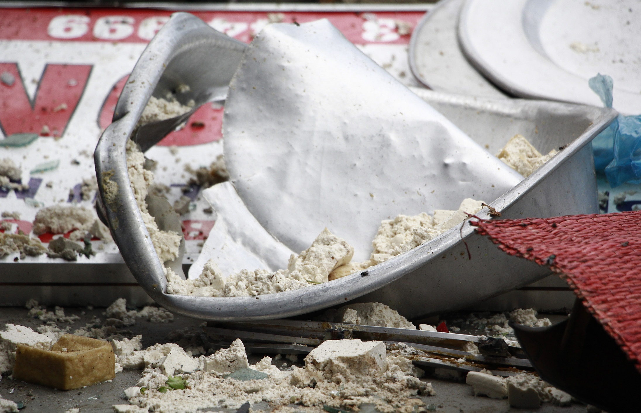 Xe tai lao vao cho anh 8