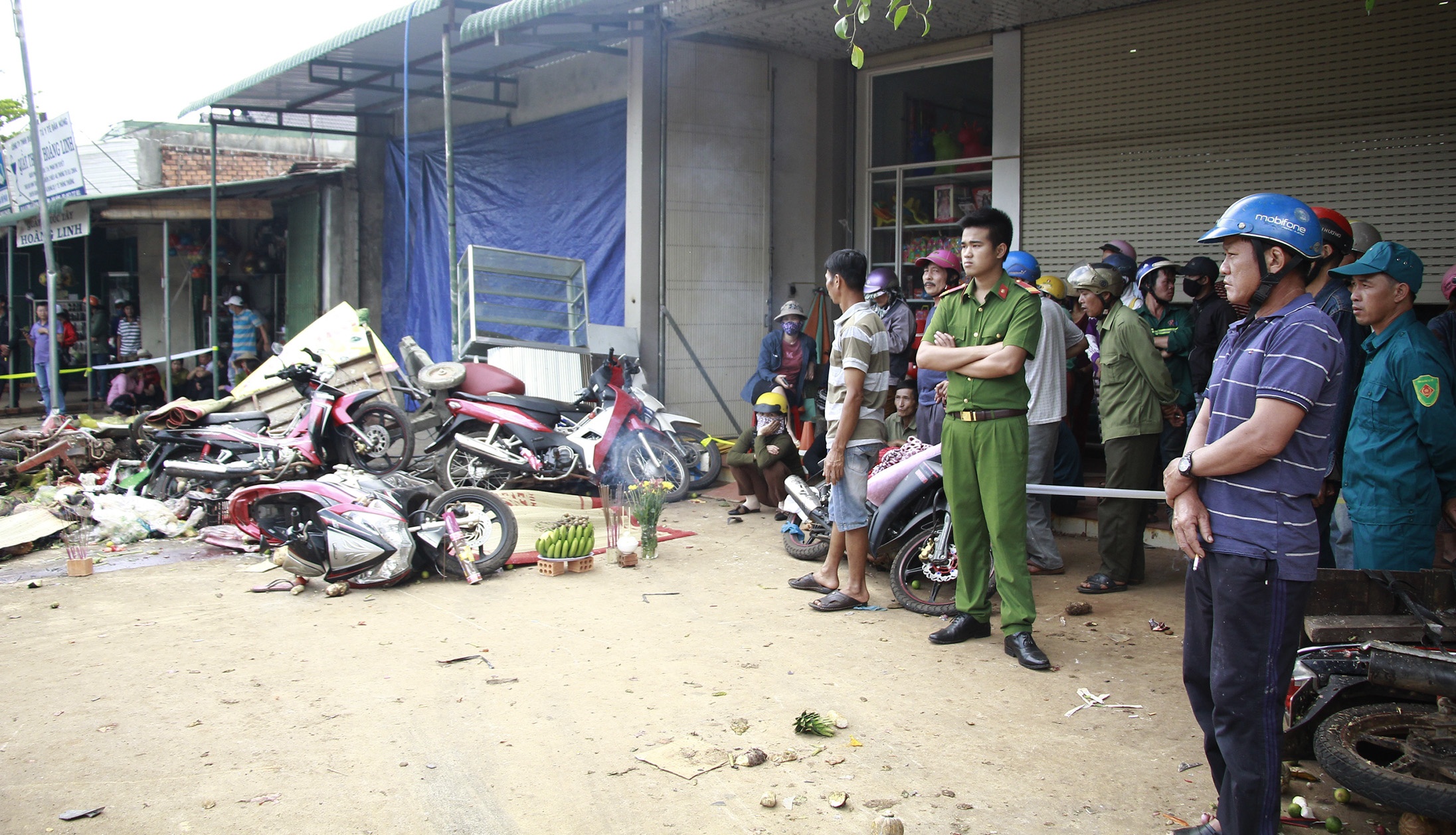 Xe tai lao vao cho anh 2