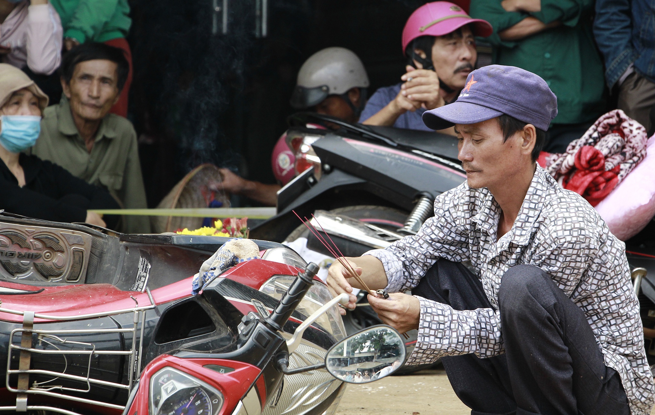 Xe tai lao vao cho anh 3