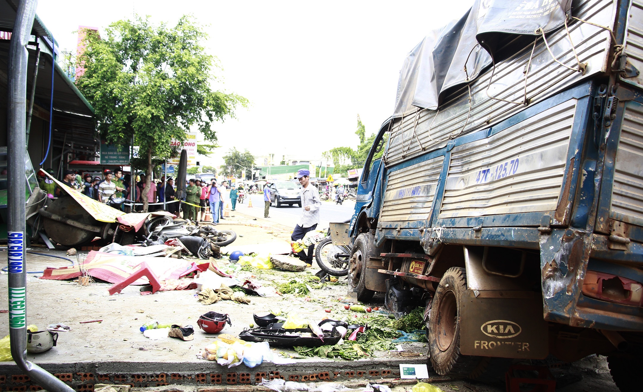 Xe tai lao vao cho anh 4