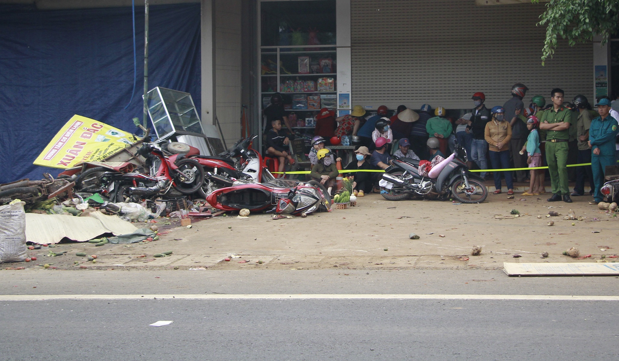 Xe tai lao vao cho anh 7