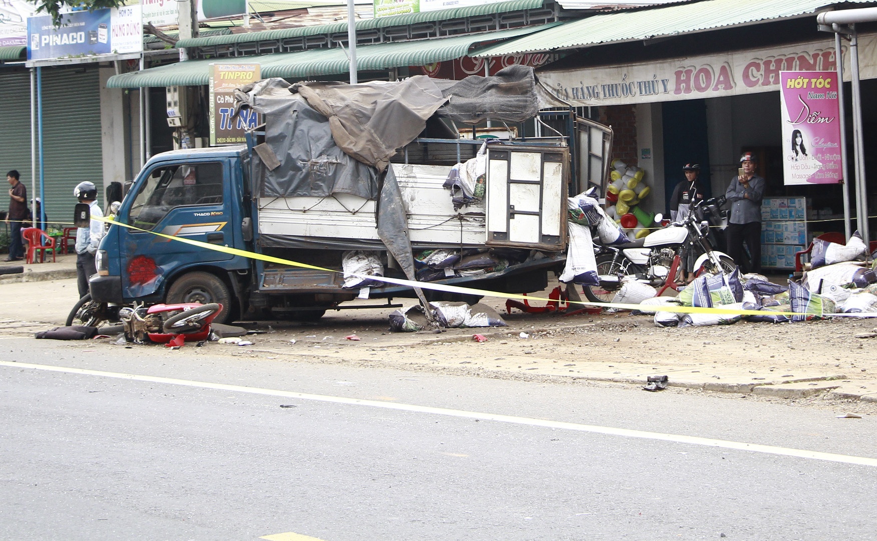 Xe tai lao vao cho anh 9