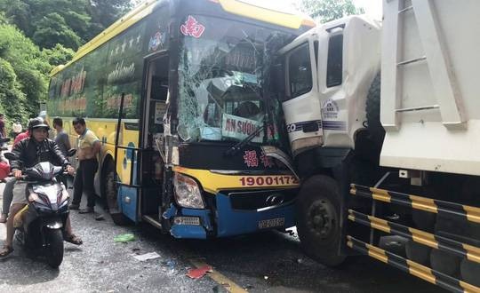 Ba oto tong nhau, deo Bao Loc ket hon 2 gio hinh anh